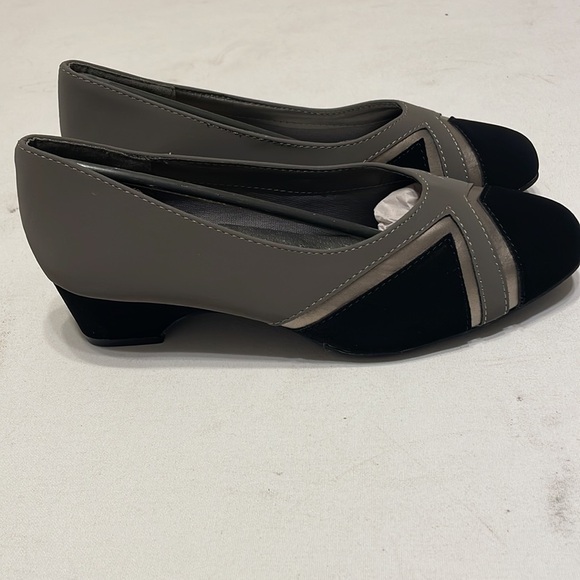 Black and Gray Wedge Pumps - Picture 3 of 7